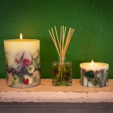 Load image into Gallery viewer, Spicy Apple Medium Botanical Candle