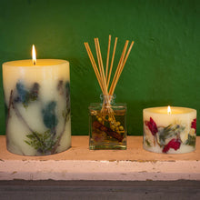 Load image into Gallery viewer, Spicy Apple Petite Botanical Candle