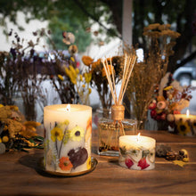 Load image into Gallery viewer, Spicy Apple Petite Botanical Candle
